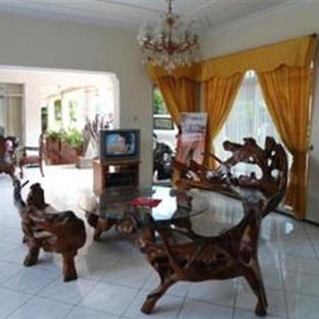 Hotel Safari Jember Bagian luar foto