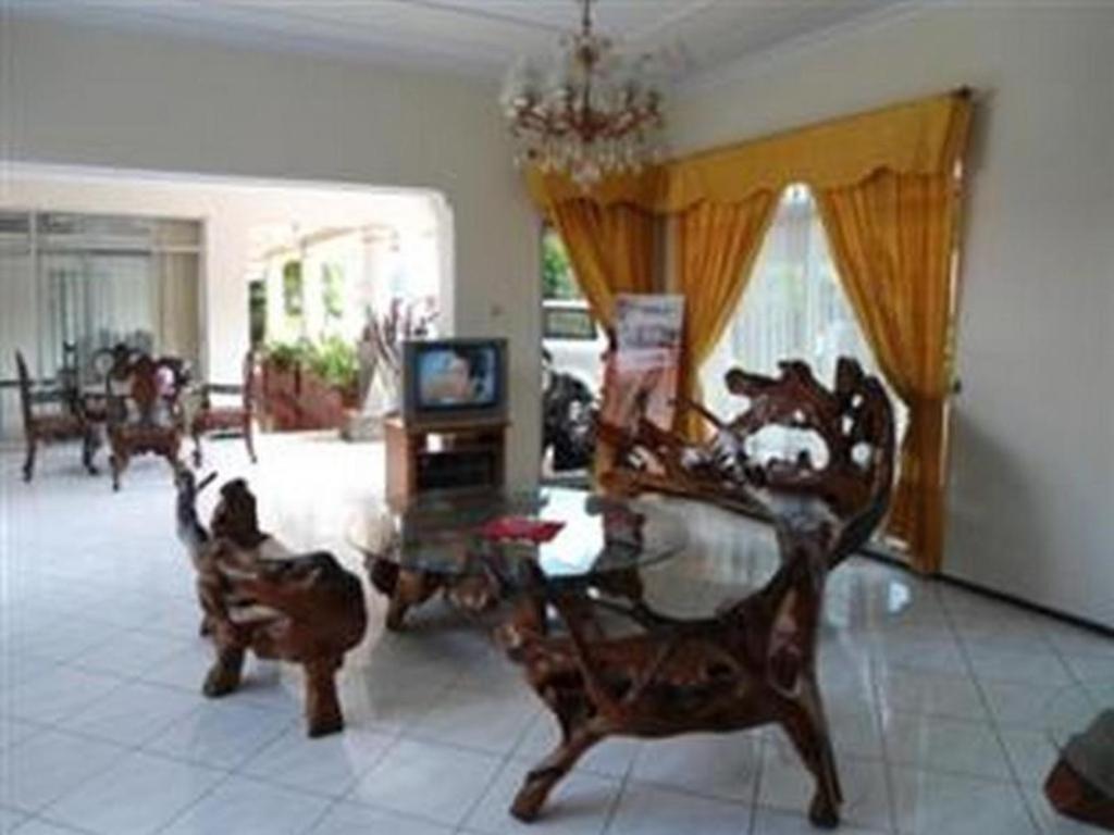 Hotel Safari Jember Bagian luar foto