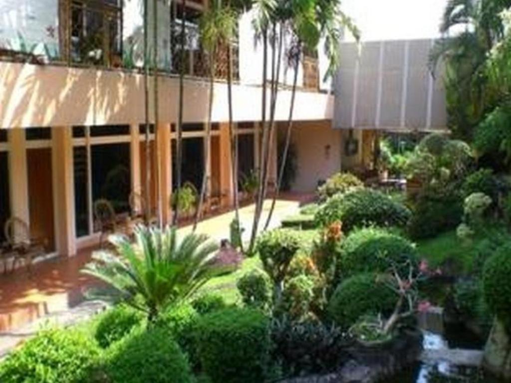 Hotel Safari Jember Bagian luar foto