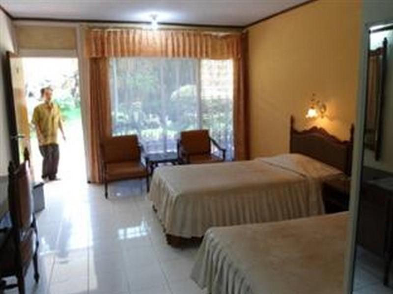 Hotel Safari Jember Bagian luar foto